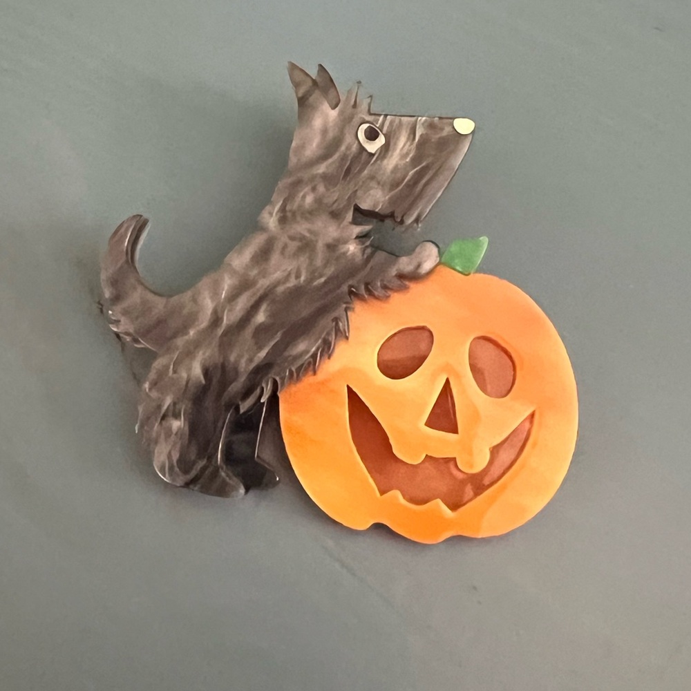 Erstwilder brooch